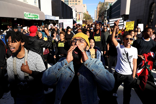  Penunjuk perasaan Black Lives Matter berarak ketika membantah polis menembak mati lelaki kulit hitam tidak bersenjata di Sacramento, California kelmarin. — Gambar AFP