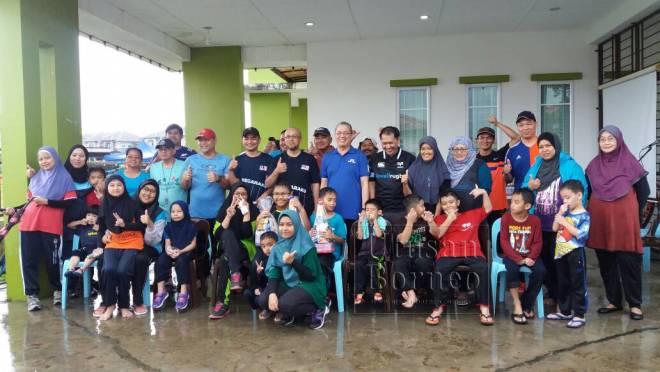 Fadillah ( berdiri lapan kanan) merakamkan gambar bersama penduduk KRT Rasmaja, Taman Matang Jaya 3 selesai sukaneka pagi tadi.