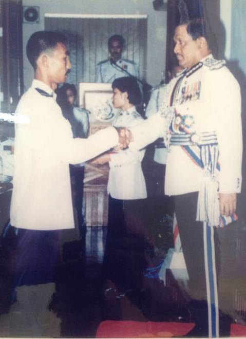 SM Abdullah Ahmad dianugerahkan Pingat Keberanian Polis yang disampaikan oleh Ketua Polis Negara, Tan Sri Abdul Rahim Noor.