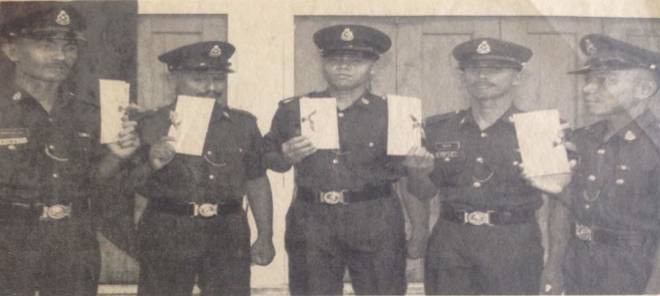  Abdullah Ahmad (dari kiri), Abdullah Ibrahim, Omar, Ahmad Nazri dan Mohd Salleh bergambar selepas menerima sijil dan wang tunai.