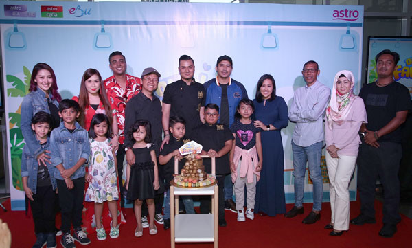  Lima keluarga selebriti yang menjayakan program ‘Oh My Family!’ bersama Putri Yasmin Megat (Naib Presiden Gen Next Astro), Ari Zaharie (Pengarah Eksekutif ‘Oh My Family!’) dan Razlin Irawati Johar (Penolong Naib Presiden Gen Next Astro).