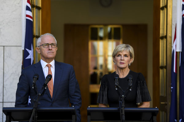  Turnbull (kiri) dan Menteri Luar Australia Julie Bishop bercakap pada sidang media di Rumah Parlimen di Canberra semalam. — Gambar Reuters