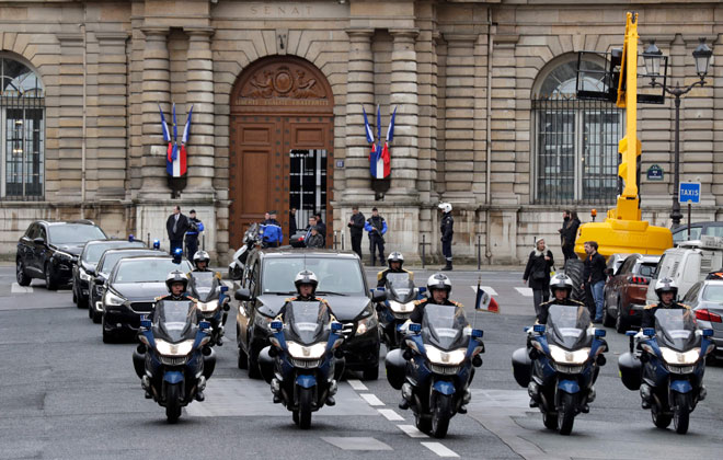  Pengawal republikan mengiringi kereta membawa mayat Beltrame di Paris semalam. — Gambar AFP