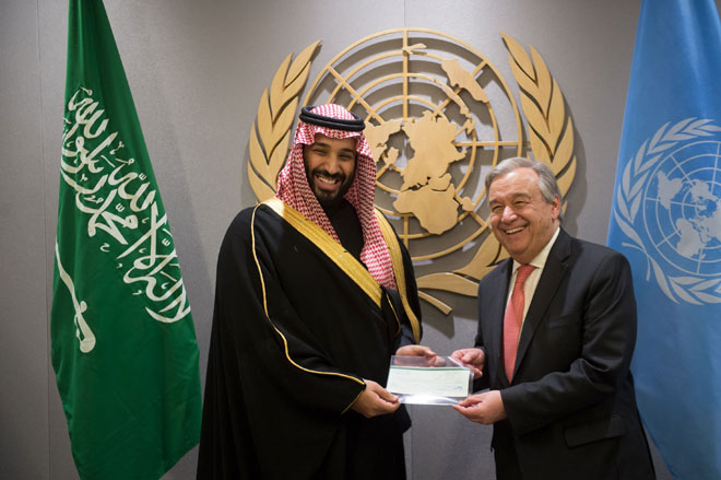  Putera Mohammed (kiri) menyerahkan cek bernilai $930 juta untuk bantuan kemanusiaan di Yaman kepada Guterres di New York kelmarin. — Gambar AFP