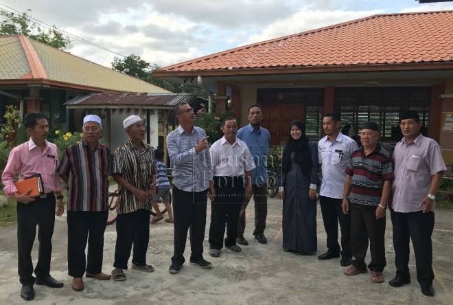 Kamarlin meninjau kawasan sekolah sempena kehadirannya pada mesyuarat PIBG SK Lubok.