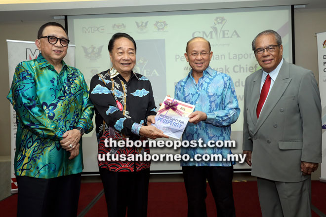  Wong bagi pihak ketua menteri menerima Laporan CMIEA 2017 daripada Azman. Turut kelihatan Abang Abdul Karim (kiri) dan Putit (kanan).