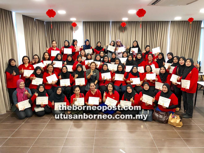  Mick (baris kedua, tengah) bergambar kenangan bersama para peserta selepas tamat bengkel.