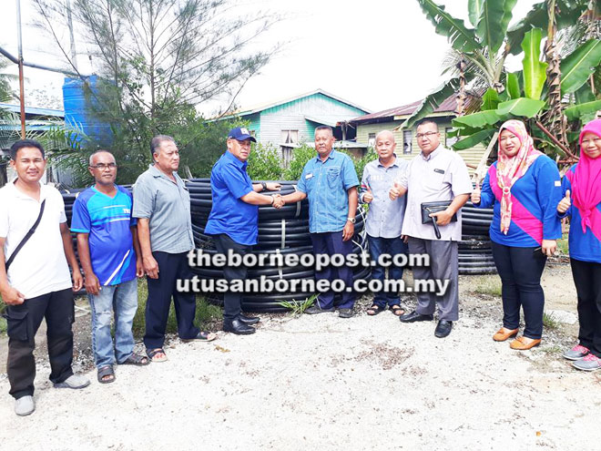  Samsudin menyampaikan bantuan Poly Pipe sepanjang 2,000 kaki kepada Awang Ahmad mewakili penduduk Kg Bambangan.