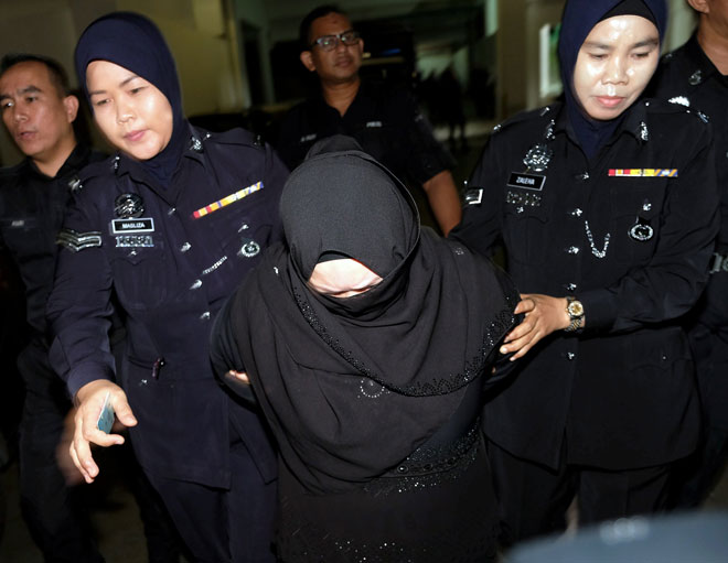  Rozita (tengah) dijatuhi hukuman penjara lapan tahun oleh Mahkamah Tinggi Shah Alam semalam, kerana menyebabkan kecederaan parah terhadap Suyanti dua tahun lalu di Shah Alam. — Gambar Bernama