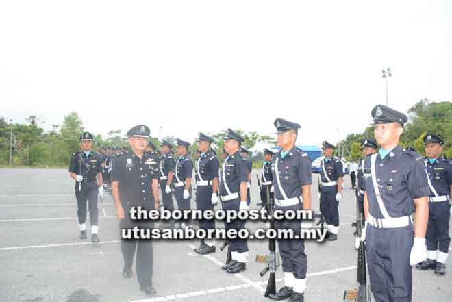  Mohd Bukhori memeriksa barisan kehormat anggota polis yang terlibat.