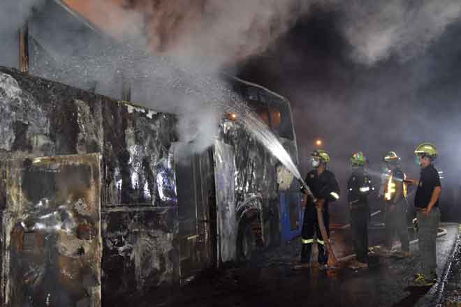  Gambar Dailynews menunjukkan bas yang terbakar di wilayah Tak, Thailand pada awal pagi semalam. — Gambar AFP