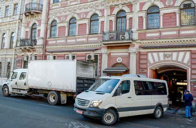  Sebuah bas mini meninggalkan sebuah bangunan konsulat Amerika Syarikat di Saint Petersburg semalam. Kelmarin Rusia mengumumkan pengusiran diplomat AS dan pentupan konsulat AS di Saint Petersburg untuk membalas tindakan bersepadu oleh negara barat bagi meminggirkan Moscow ekoran keracunan seorang bekas ejen talam dua muka di Britain. — Gambar AFP