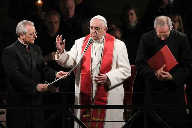  Pope Francis berucap kepada hadirin ketika perarakan lilin Via Crucis (Jalan Salib) di Colosseum pada Jumaat Agung kelmarin di Rom. Umat Kristian di seluruh dunia menyambut Minggu Kudus bagi memperingati penyaliban Yesus Kristus dan kebangkitannya pada Hari Paska. — Gambar AFP 