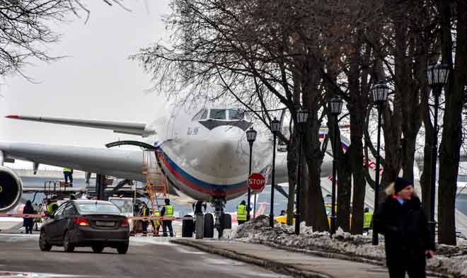  Jet taht Il-96 Rusia membawa balik 46 diplomat Rusia dan ahli keluarga kelihatan di kawasan meletak kenderaan lapangan terbang Vnukovo II kerajaan Rusia di Mosow semalam. — Gambar AFP