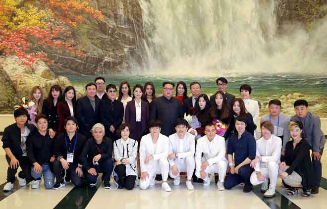  Gambar serahan Korean Central News Agency (KCNA) semalam menunjukkan Kim (barisan kedua, tengah) dan isterinya (barisan kedua, enam kiri) bergambar bersama Menteri Kebudayaan, Sukan dan Pelancongan Korea Selatan Do Jong Whan (barisan ketiga, tiga kanan) dan para penghibur Korea Selatan selepas konsert K-pop di Dewan Teater Pyongyang. — Gambar AFP