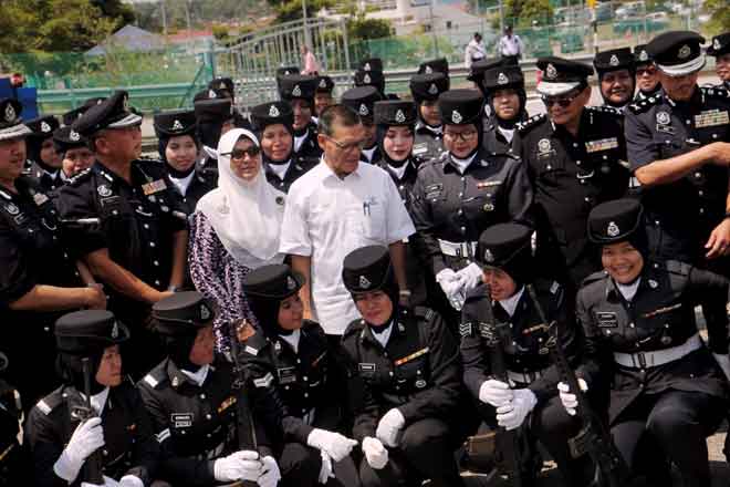  Adnan (tengah) beramah mesra dengan sebahagian anggota polis semasa hadir pada Majlis Ramah Mesra Bersama Warga PDRM Negeri Pahang di Kompleks Logistik dan Perumahan PDRM Alor Akar, di Kuantan semalam. — Gambar Bernama