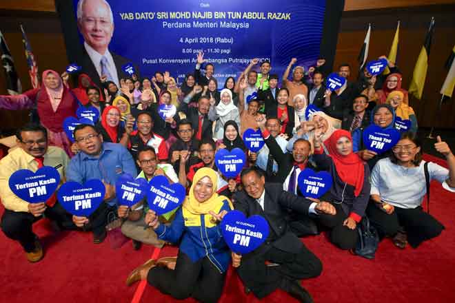  Sebahagian penjawat awam bergembira selepas Najib mengumumkan berita baik untuk penjawat awam pada Majlis Amanat Perdana Perkhidmatan Awam Ke-16 (MAPPA XVI) yang dihadiri kira-kira 10,000 penjawat awam di Pusat Konvensyen Antarabangsa Putrajaya semalam. — Gambar Bernama