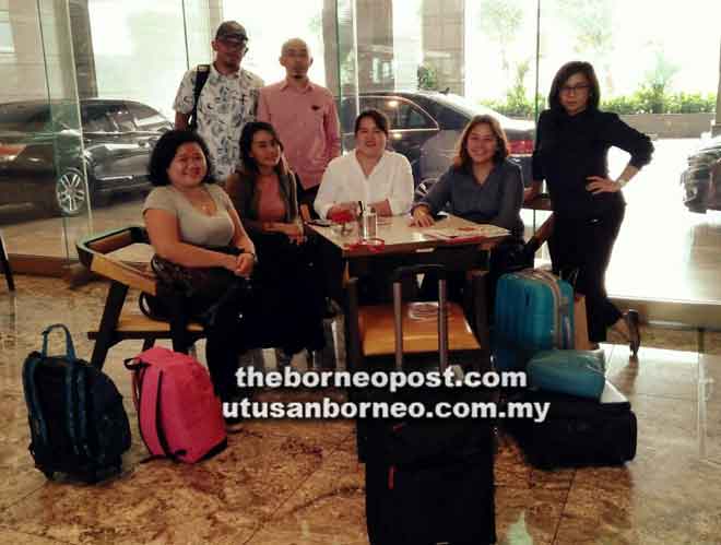  Pengamal media dari Sarawak bergambar kenangan semasa di Kuala Lumpur bagi mengikuti Taklimat AirAsia Bersama Media 2018  yang diadakan  pada 3 April di Hotel Hilton, Kuala Lumpur, baru-baru ini.