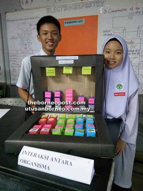  Pemenang Farah Natasha (kanan) dan Iqmal Danial menunjukkan model reka cipta dan inovasi mereka. 