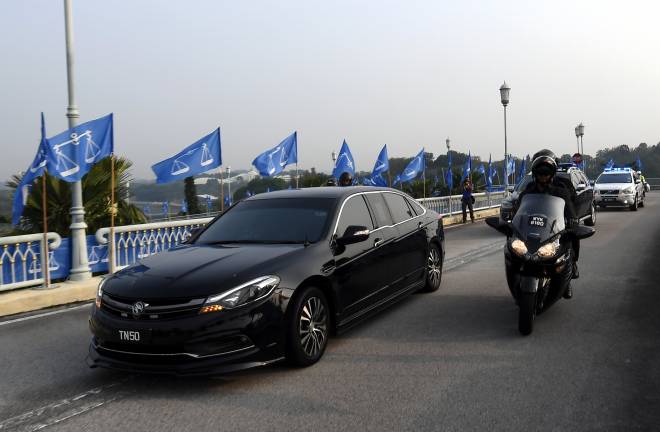 Kenderaan rasmi Perdana Menteri Datuk Seri Najib Tun Razak tiba di bangunan Perdana Putra pagi Jumat. - Gambar BERNAMA