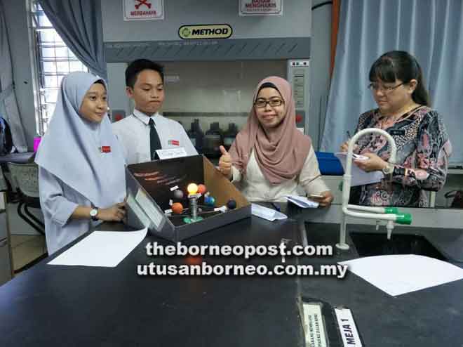 Haslinda (dua kanan) berpuas hati dengan semua reka cipta dan inovasi pelajar-pelajar SMK Dato Permaisuri. 