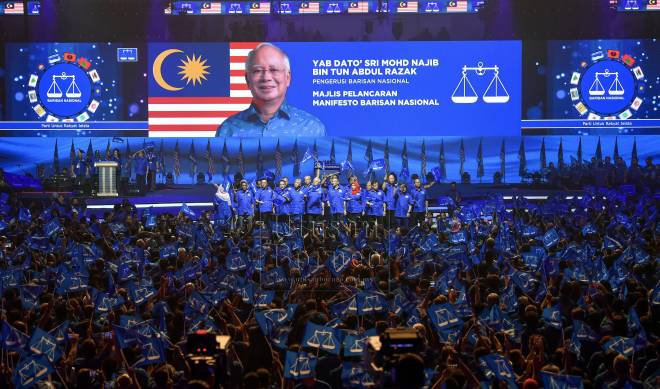 Najib melambai tangan pada pelancaran Manifesto BN untuk PRU14 yang bertemakan 'Bersama BN Hebatkan Negaraku' di Stadium Axiata Arena Bukit Jalil, malam ini. - Gambar BERNAMA