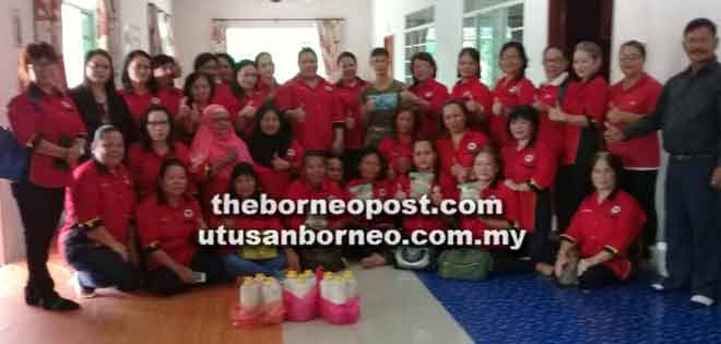  Ahli-ahli Exco Wanita MJKKK Sekuau mengadakan program lawatan sambil belajar tanaman cendawan tiram bersama Bibi (lapan kanan, belakang) di Sibu.
