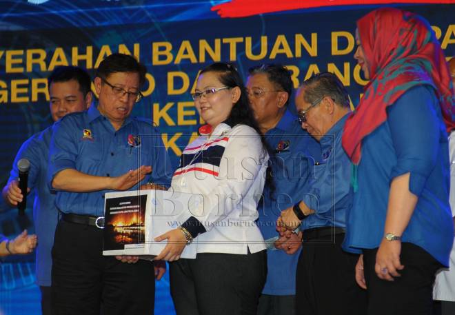  Abang Johari turut menghulurkan sumbangan peribadi beliau untuk Tabung Bantuan Mangsa Long Peluan yang musnah dalam kebakaran pada malam 5 April lalu, sambil disaksikan tetamu lain dan Sherrina (kanan) yang menerimanya bagi pihak penduduk rumah panjang. 