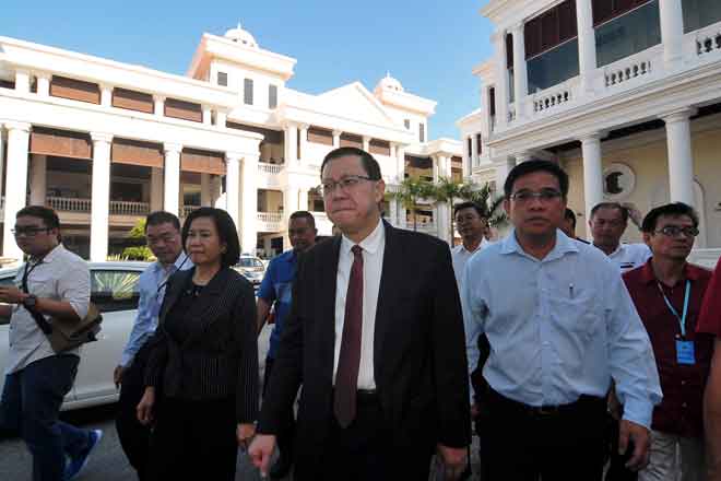  Lim hadir ke Mahkamah Tinggi bagi perbicaraan kes rasuah dengan Phang berhubung penukaran status tanah daripada zon pertanian kepada zon perumahan serta pembelian lot tanah dan banglo di bawah nilai pasaran. — Gambar Bernama