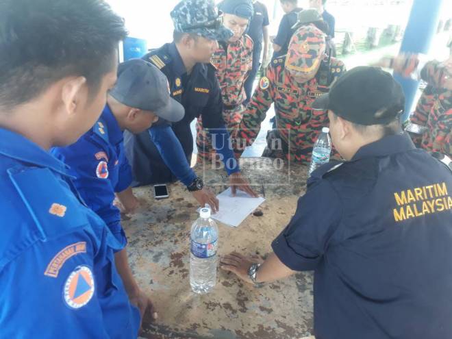 PASUKAN SAR melakukan perbincangan sepanjang operasi dijalankan.