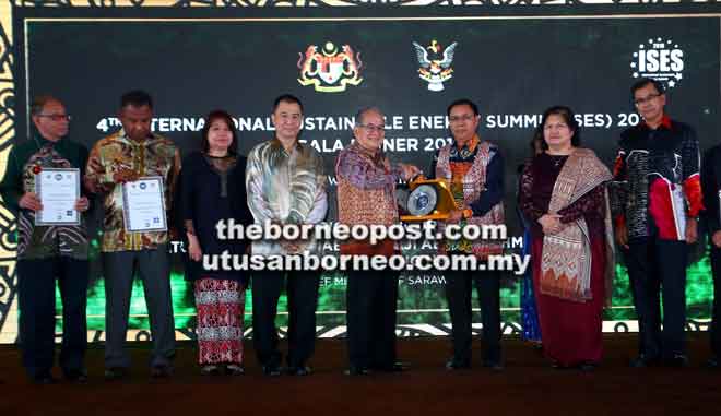  Uggah (empat kanan) menerima cenderamata sebagai penghargaan daripada Dr Rundi (tiga kanan) yang juga pengerusi pengelola ISES 2018 sambil disaksikan tetamu jemputan lain sempena Majlis Makan Malam ISES, malam kelmarin.