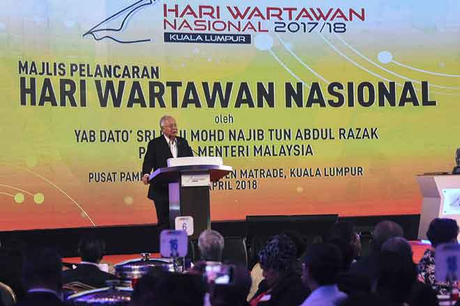  Najib berucap pada majlis pelancaran Hari Wartawan Nasional di Pusat Pameran dan Konvensyen Matrade dekat Kuala Lumpur, semalam. — Gambar Bernama