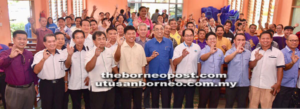 Salleh (tengah) bergambar kenangan bersama pemimpin-pemimpin MGGKB.