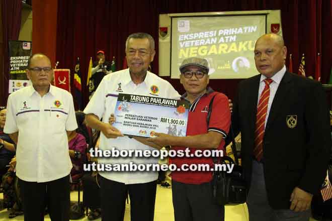  Mohd Anwar menyampaikan sumbangan kepada wakil persatuan veteran di Sarawak, semalam. 