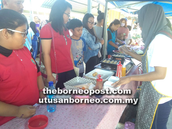 SALAH satu gerai jualan Pasar Ria Hari Terbuka SM Stella Maris mendapat perhatian pengunjung yang hadir.