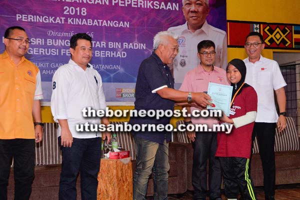 Bung Moktar menyampaikan sijil kepada salah seorang pelajar terbaik.