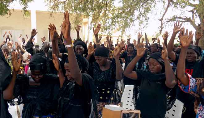  Ibu bapa gadis Chibok yang masih hilang berpakaian serba hitam semasa berdoa untuk pembebasan anak mereka semasa upacara peringatan tahun keempat penculikan itu di bandar Chibok, negeri Borno kelmarin. — Gambar AFP