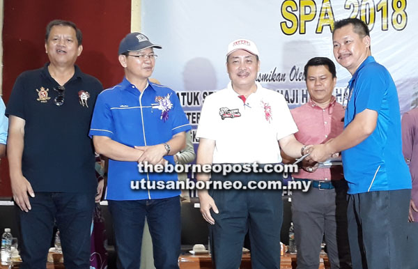 HAJIJI (tiga kanan) menyampaikan sumbangan kepada pertubuhan belia Sabah.