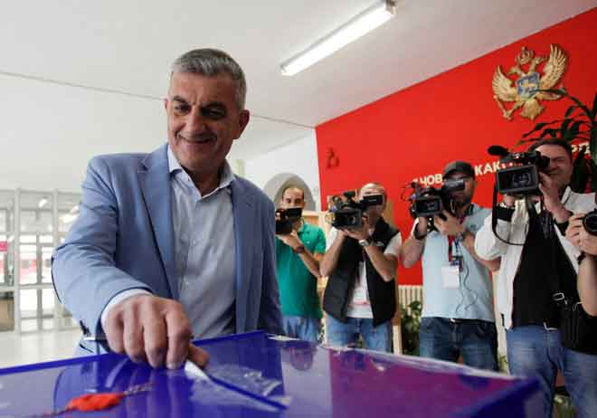  Bojanic membuang undi semasa pilihan raya presiden Montenegro di Podgorica, semalam. — Gambar Reuters