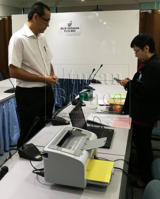 Chai menjadi orang yang pertama membeli borang penamaan calon di Pusat Operasi SPR P.219 Miri, yang terletak di bangunan Majlis Bandaraya Miri (MBM), sebentar tadi.