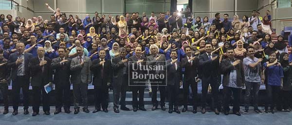 PESERTA merakam gambar kenangan bersama tetamu kehormat selepas sesi  ceramah.