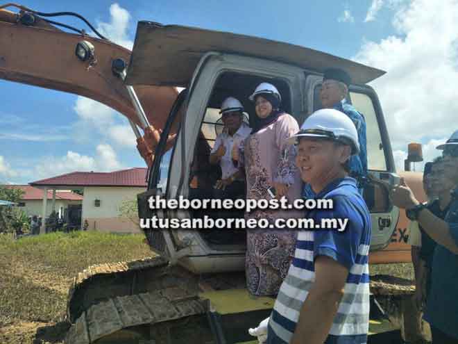  Karim ditemani Rubiah menyempurnakan simbolik perasmian mula kerja pembinaan masjid baharu Kampung Tanjung Bundong.