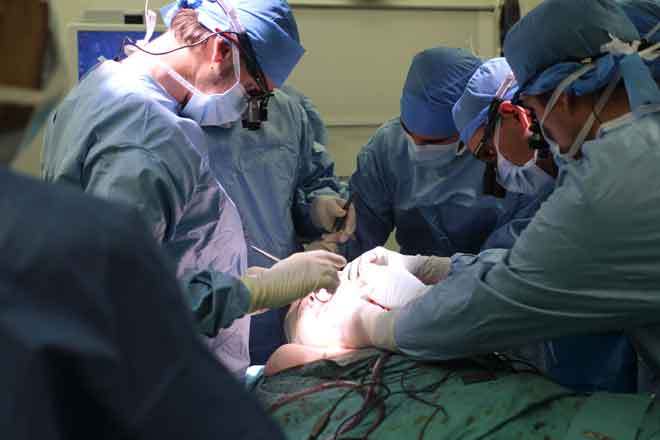  Gambar serahan Hospital Europeen Georges-Pompidou kelmarin menunjukkan           proses pemindahan wajah kedua dijalankan ke atas Hamon di hospital tersebut. — Gambar AFP