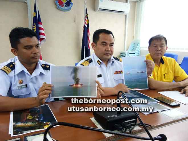  Fauzi (tengah) dan pegawainya menunjukkan gambar-gambar kapal MV Geo Technical yang terbakar di perairan Miri awal pagi semalam dan usaha memadamkannya. Turut kelihatan Sebastian (kanan). 