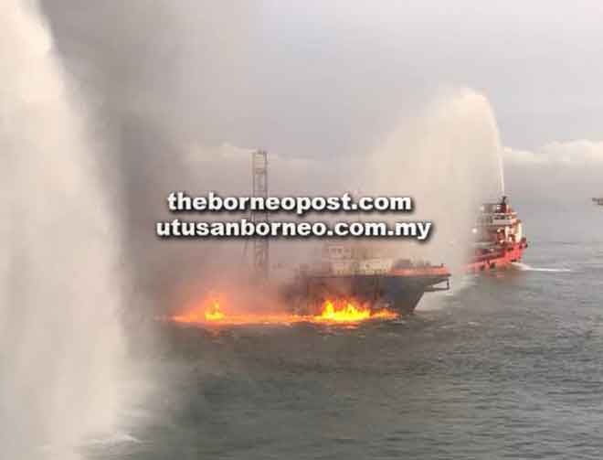  Kapal MP Perdana Frontier dan MP Nautica Aleesya berusaha membantu memadamkan api yang membakar kapal MV Geo Technical awal pagi semalam. 