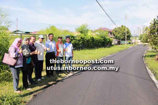  Francis (tiga kiri) menunjukkan isyarat bagus ke atas jalan raya yang siap diturap.