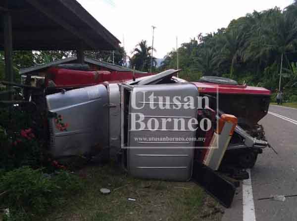 KEADAAN kereta tunda selepas terbabas di Kilometer 39 Jalan Ranau-Telupid pada Selasa.