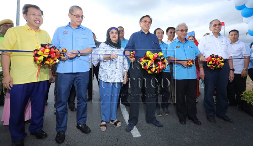 Abang Johari (empat kiri) memotong reben sebagai simbolik perasmian jalan dan Jambatan Tan Sri Sulaiman Daud di Kuching hari ini. - Gambar Chimon Upon