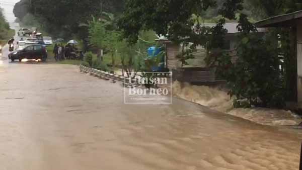 HUJAN lebat yang berlarutan selama tiga jam antara jam 12 tengahari sehingga jam 3 petang di Tawau mengakibatkan beberapa kawasan dinaiki air, termasuk jalan utama di Kg Ranggu, Batu 10 Jalan Apas.