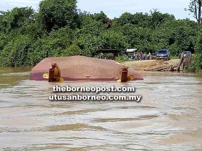  Keadaan feri yang terbalik di Sungai Pandan, Sebauh.